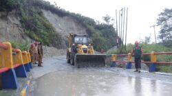 Foto:Wakil Bupati Dairi, Wahyu Daniel Sagala, turun langsung ke lokasi pada Senin (20/4/2026) untuk memastikan proses pembersihan material longsor berjalan optimal.(ist)