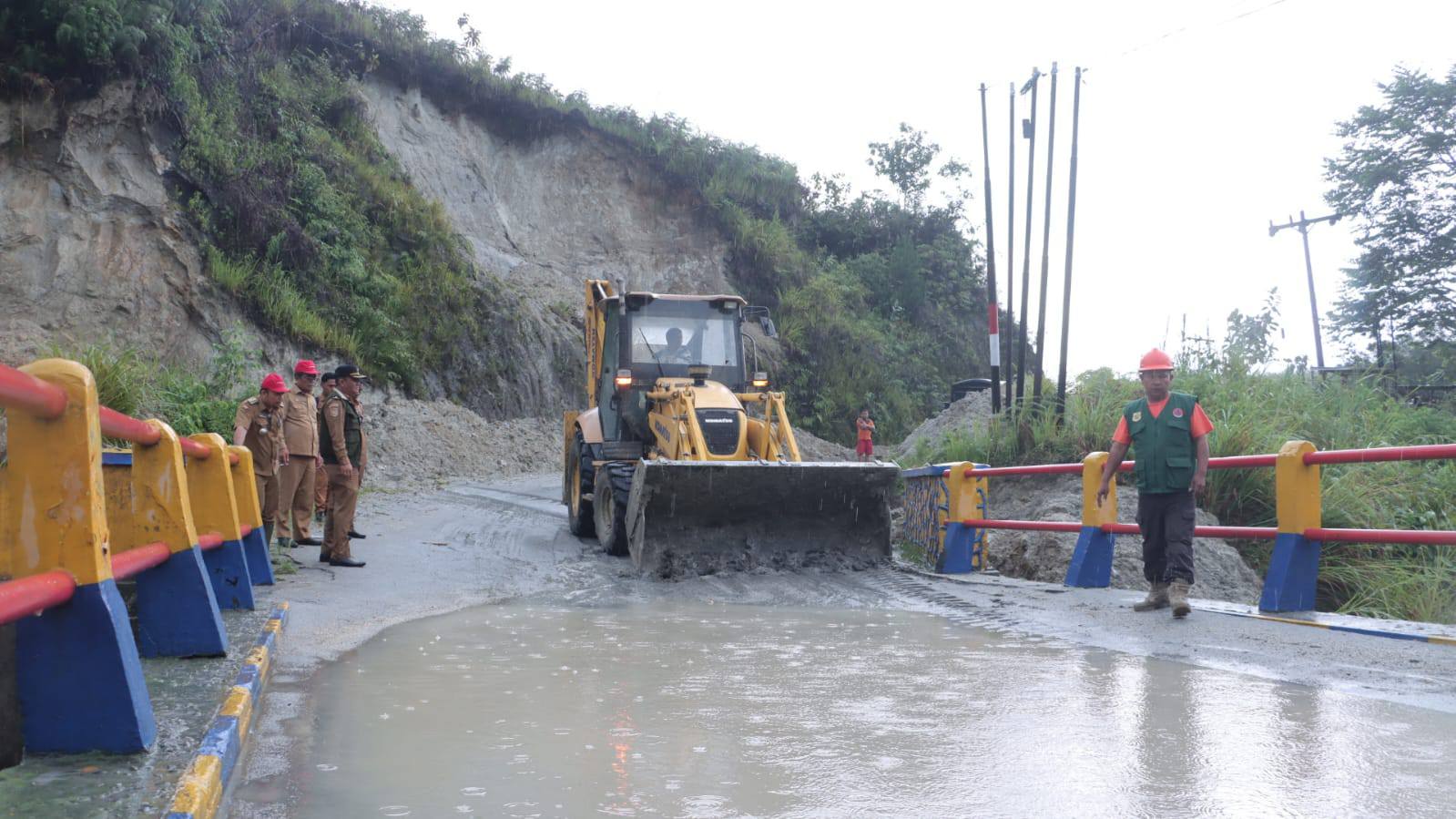 Foto:Wakil Bupati Dairi, Wahyu Daniel Sagala, turun langsung ke lokasi pada Senin (20/4/2026) untuk memastikan proses pembersihan material longsor berjalan optimal.(ist)
