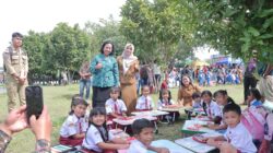 foto: Ketua TP PKK Dairi, Rita Puspita Vickner Sinaga (baju batik PKK) saat menhunjungi siswa peserta lomba mewarnai. (ist)