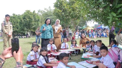 foto: Ketua TP PKK Dairi, Rita Puspita Vickner Sinaga (baju batik PKK) saat menhunjungi siswa peserta lomba mewarnai. (ist)