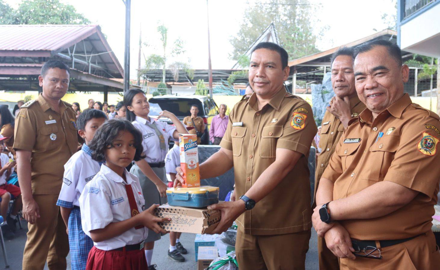 foto;Sebanyak 63 anak dari kelompok Pemerlu Pelayanan Kesejahteraan Sosial (PPKS) menerima bantuan atensi kluster anak yang disalurkan di Pendopo Bupati Dairi, Selasa (7/4/2026).(ist)