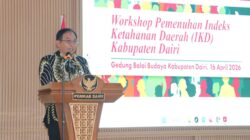 Foto:Asisten Perekonomian, Junihardi Siregar mewakili Bupati Dairi saat sambutan dalam workshop pemenuhan Indeks Ketahanan Daerah (IKD), Kamis (16/4/2026). (ist)