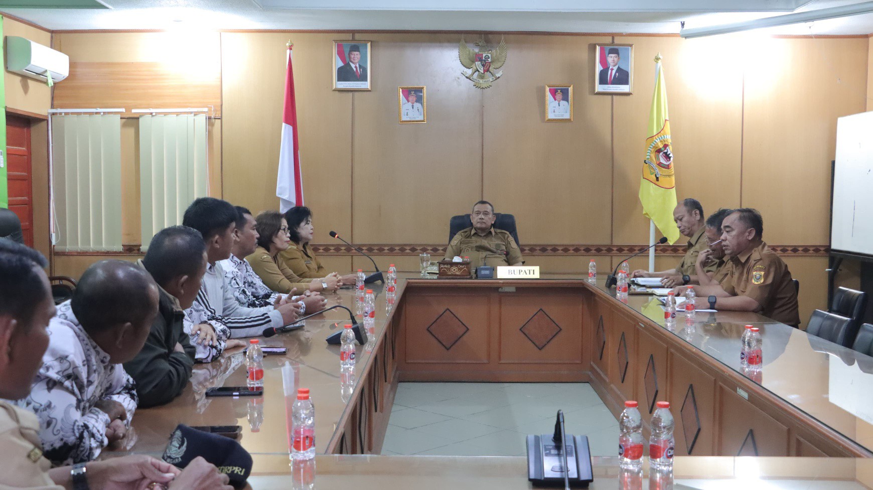 Foto pertemuan antara Bupati Dairi, Vickner Sinaga, dengan jajaran Persatuan Guru Republik Indonesia (PGRI) Cabang Dairi, Selasa (14/4/2026). (ist)