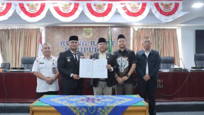 Foto; Wakil Bupati Dairi Wahyu Daniel Sagala menyampaikan Laporan Keterangan Pertanggungjawaban (LKPJ) Tahun Anggaran 2025 dalam rapat paripurna DPRD Dairi, Rabu (22/4/2026). (ist)