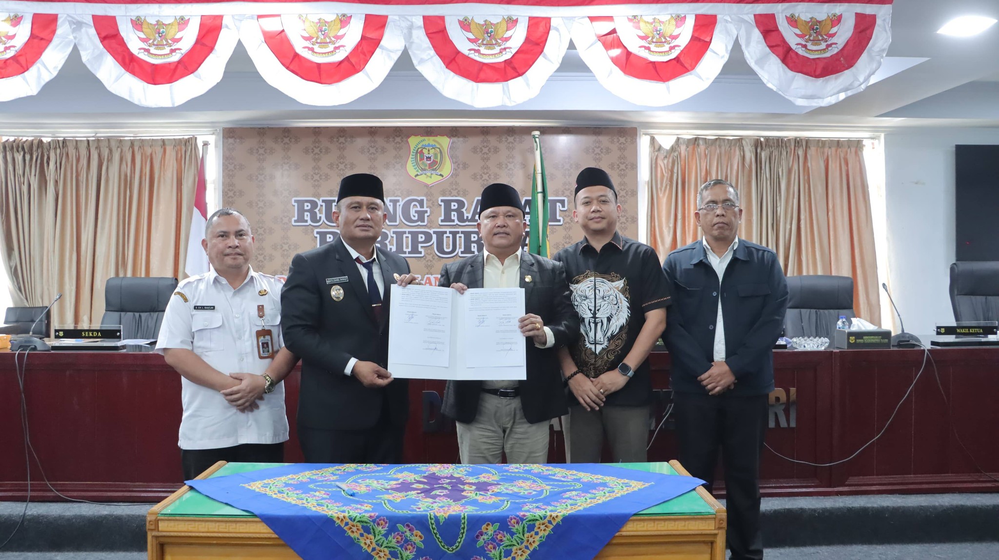 Foto; Wakil Bupati Dairi Wahyu Daniel Sagala menyampaikan Laporan Keterangan Pertanggungjawaban (LKPJ) Tahun Anggaran 2025 dalam rapat paripurna DPRD Dairi, Rabu (22/4/2026). (ist)