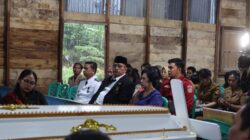 foto;Bupati Dairi Vickner Sinaga, didampingi Ketua TP PKK, Kabupaten, Rita Puspita Vickner Sinaga menyampaikan belasungkawa mendalam atas meninggalnya Kepala Desa Mbelang Malum, Sunta Tutur Simorangkir, yang tutup usia 54 tahun, Sabtu (18/4/2026).(ist)