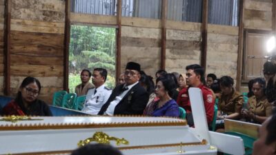 foto;Bupati Dairi Vickner Sinaga, didampingi Ketua TP PKK, Kabupaten, Rita Puspita Vickner Sinaga menyampaikan belasungkawa mendalam atas meninggalnya Kepala Desa Mbelang Malum, Sunta Tutur Simorangkir, yang tutup usia 54 tahun, Sabtu (18/4/2026).(ist)