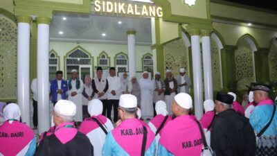 foto;Wakil Bupati Dairi, Wahyu Daniel Sagala, melepas 17 jemaah calon haji asal Kabupaten Dairi, Jumat (24/4/2026), di Masjid Agung Sidikalang.(ist)