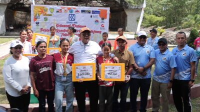 Bupati Dairi, Vickner Sinaga foto bersama para juara lomba lari Merlojang 5K. (ist)