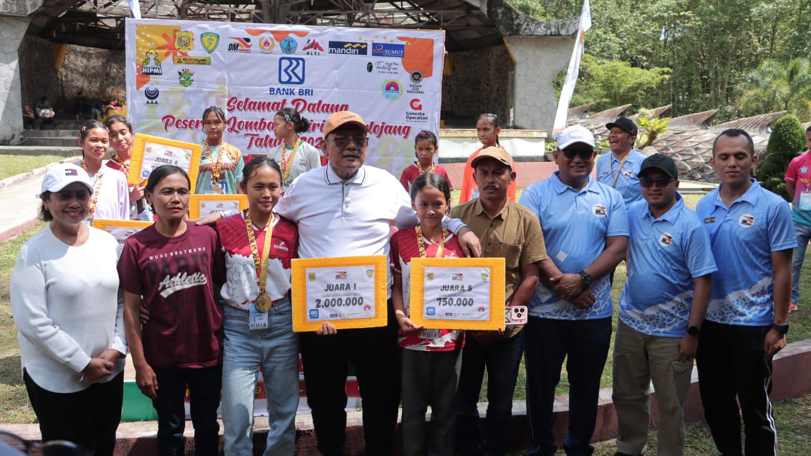 Bupati Dairi, Vickner Sinaga foto bersama para juara lomba lari Merlojang 5K. (ist)