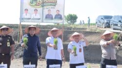 Foto: tanam padi bersama di Desa Lumban Toruan, Kecamatan Lae Parira, Rabu (22/4/2026) bersama Wakil Bupati Wahyu Daniel Sagala. (ist)