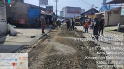 foto saat perbaikan sementara di jalan Pakpak. (ist)