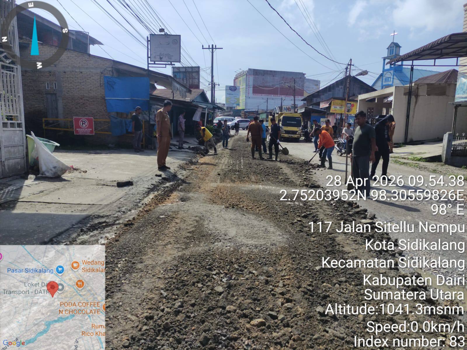 foto saat perbaikan sementara di jalan Pakpak. (ist)