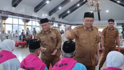 Foto: Bupati Dairi Vickner Sinaga bersama Wakil Bupati Wahyu Daniel Sagala hadir langsung memberi tepung tawar. (ist)