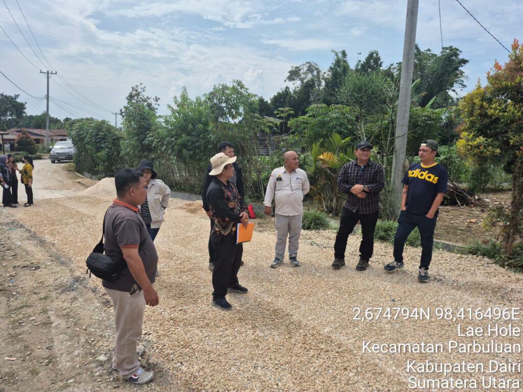 Foto :Wakil Bupati Dairi, Wahyu Sagala, Tinjau Pemeliharaan Jalan di Parbuluan, Tekankan Kualitas Pekerjaan. (ist)