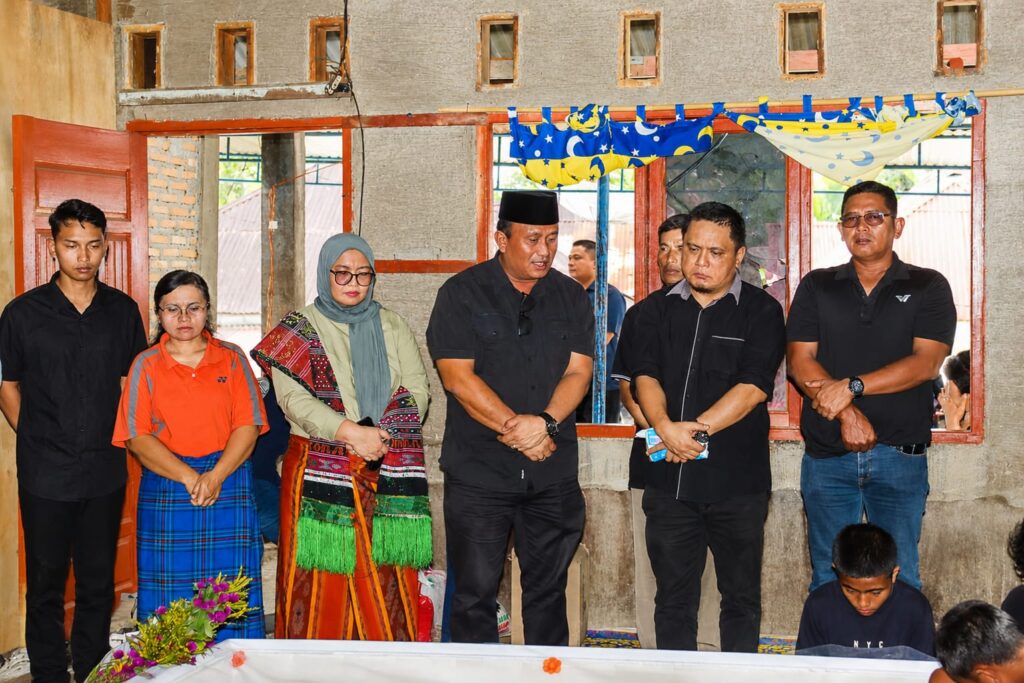Foto:Wakil Bupati Dairi, Wahyu Sagala, Melayat ke Rumah Duka Korban Kecelakaan Sibolangit, (Ist)