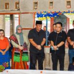 Foto:Wakil Bupati Dairi, Wahyu Sagala, Melayat ke Rumah Duka Korban Kecelakaan Sibolangit, (Ist)