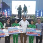 Foto: Wakil Bupati, Wahyu Daniel Sagala bersama para penerima santunan prestasi Popnas.(ist)