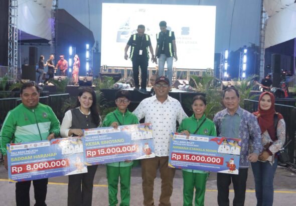 Foto: Wakil Bupati, Wahyu Daniel Sagala bersama para penerima santunan prestasi Popnas.(ist)