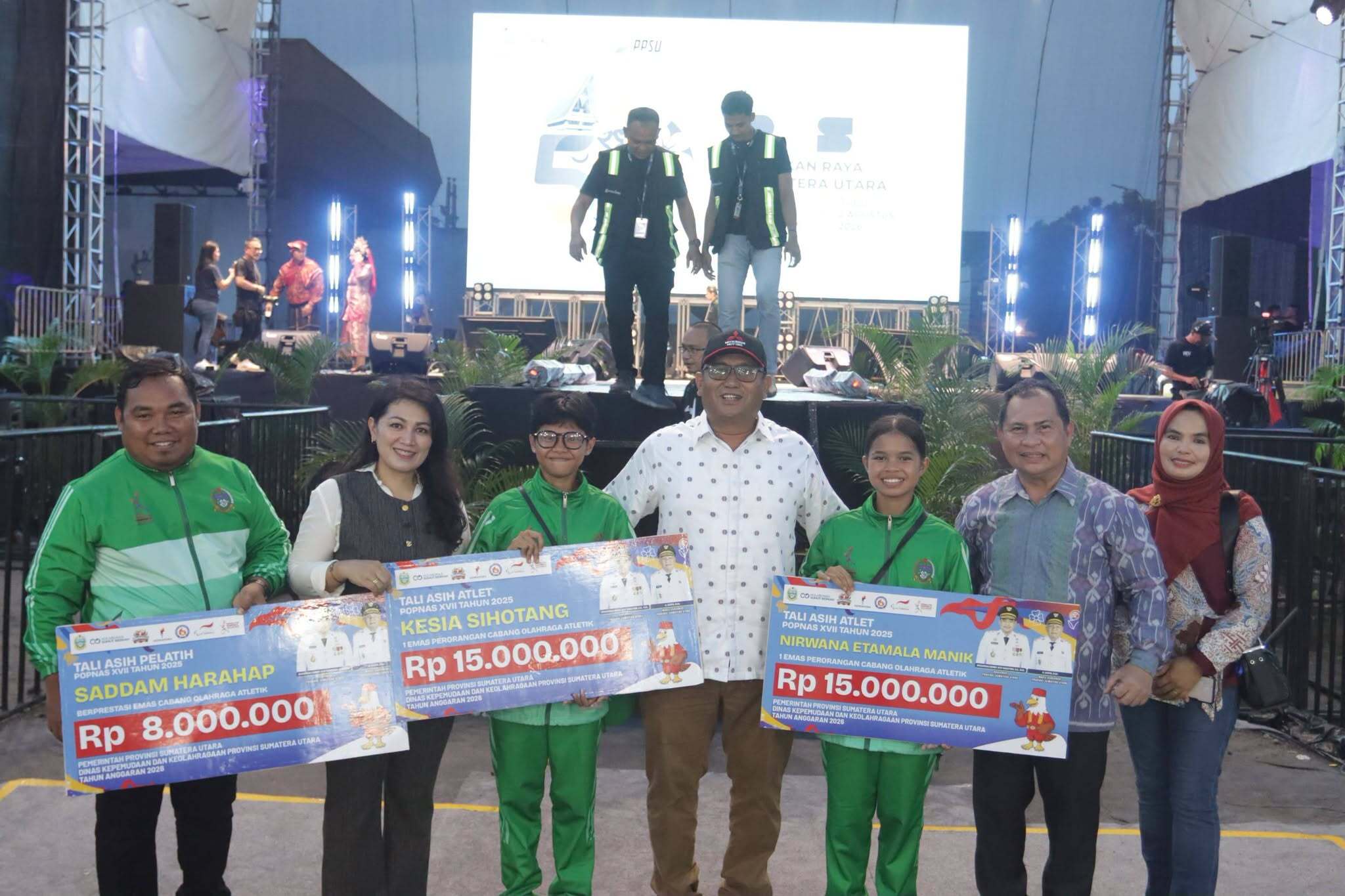 Foto: Wakil Bupati, Wahyu Daniel Sagala bersama para penerima santunan prestasi Popnas.(ist)