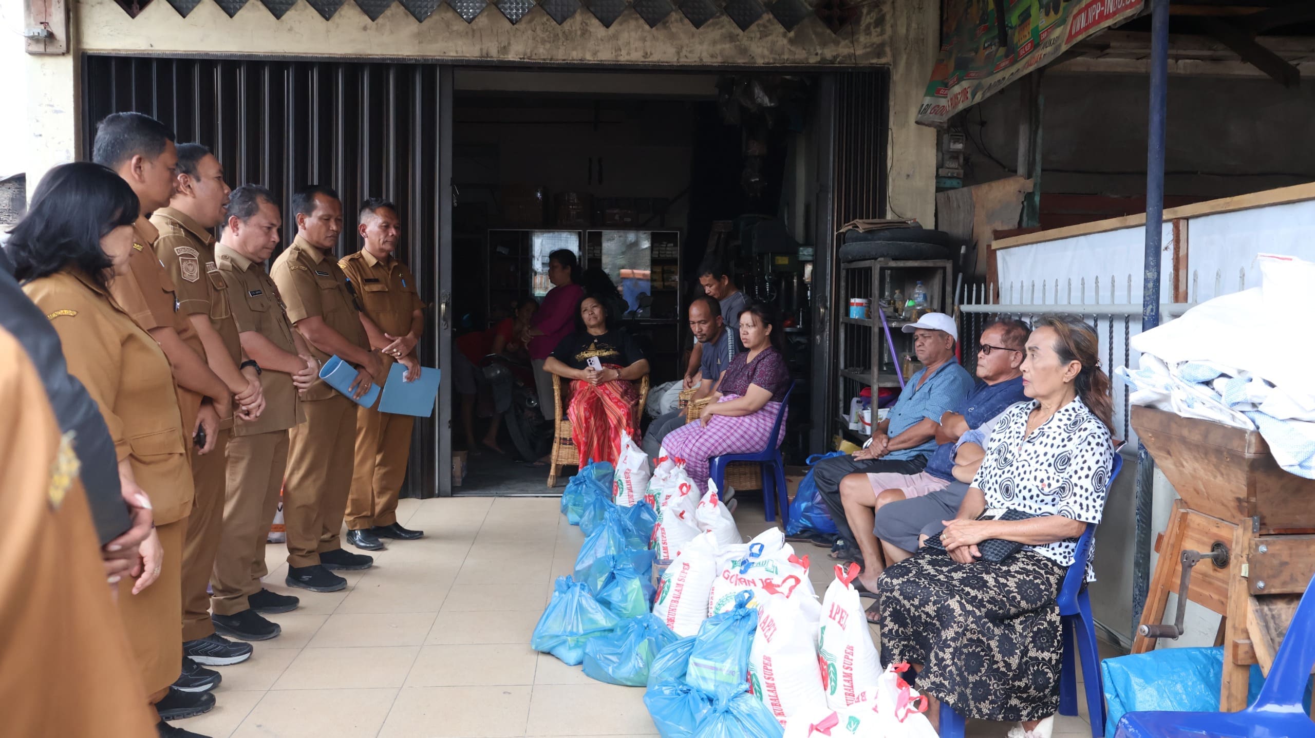 Foto:Pemkab Dairi melalui Dinas terkait bergerak cepat membantu masyarakat terdampak kebakaran permukiman yang terjadi di Jalan Pakpak dan Jalan Tapanuli, Kecamatan Sidikalang, yang terjadi, Jumat, 18 September 2026 lalu.(ist)