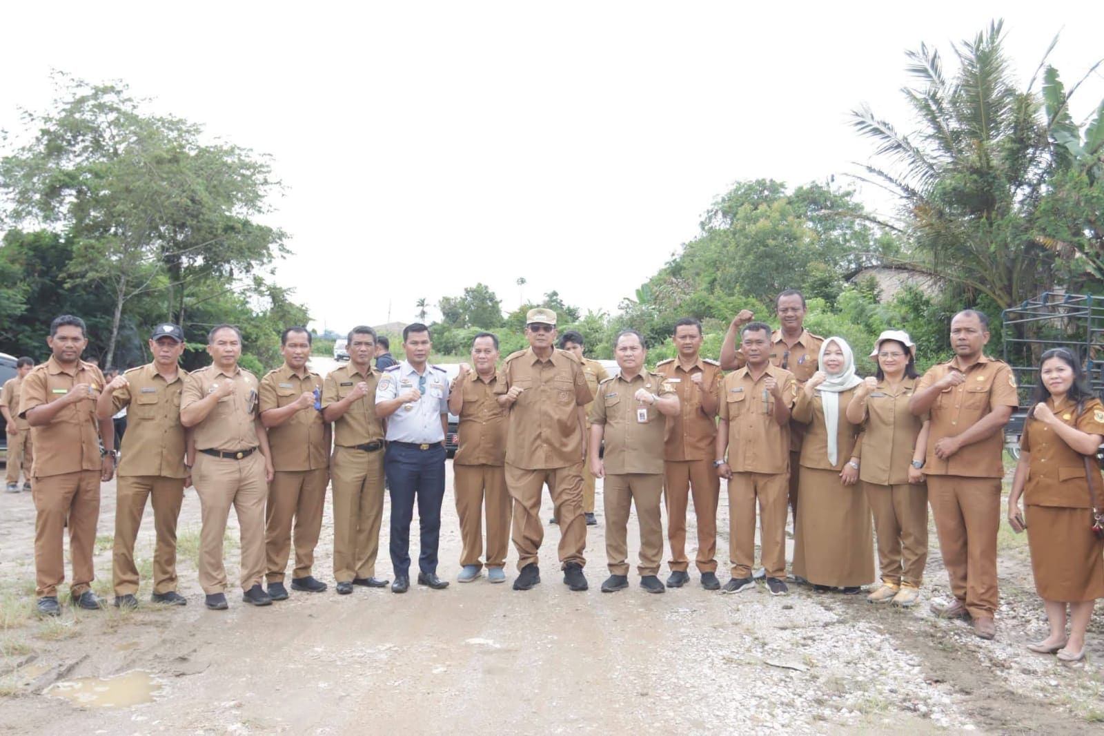 foto :Vickner saat meninjau pemeliharaan Jalan Ringroad Huta Rakyat–Huta Padang, Sidiangkat, Selasa (22/9/2026).(ist)