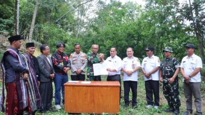 foto:Kodim 0206 Dairi bersama Pemerintah Kabupaten Dairi membuka jalan alternatif sepanjang 3 kilometer dari Desa Silalahi I, tepatnya di kaki Dolok Bukit Sibuarbuar, menuju Desa Silalahi III, Rabu (9/9/2026).(Ist)